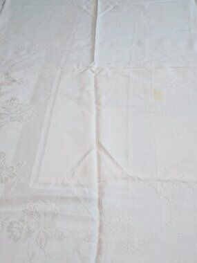 Large Ivory Damask Tablecloth w/ 4 matching napkins